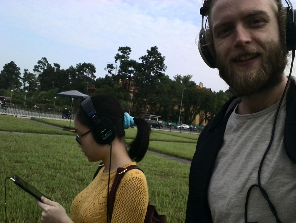 Nhung và Christian Grothe đi thực địa cho tác phẩm nghe dạo soundwalk thuộc dự án Into Thin Air 2 | Nguồn Christian Grothe Nhung và Christian Grothe đi thực địa cho tác phẩm nghe dạo (soundwalk) thuộc dự án Into Thin Air 2 | Nguồn: Christian Grothe