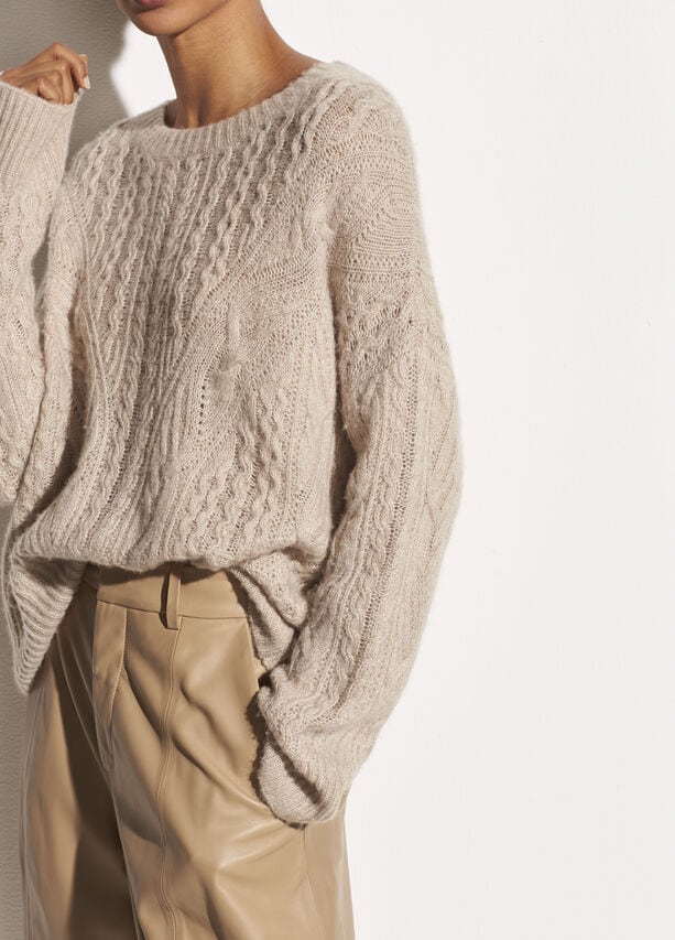 Cashmere là loại vải rất mềm mại đồng thời giữ ấm gấp 3 lần len thông thường | Nguồn Vince Cashmere là loại vải rất mềm mại đồng thời giữ ấm gấp 3 lần len thông thường Nguồn Vince