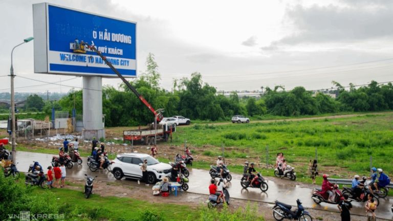 Cranes remove the signage for Hải Dương City | Source: Duy Anh - Lê Tân for VnExpress
