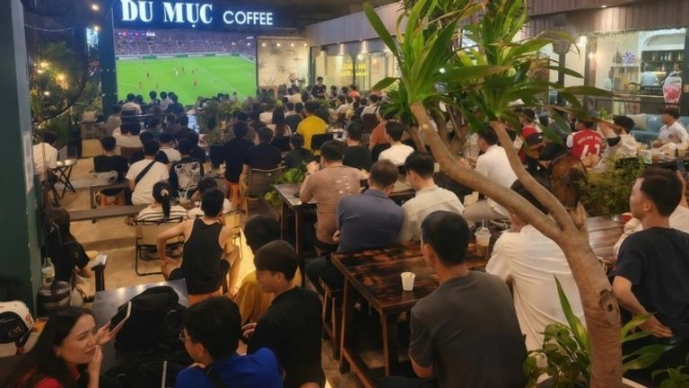 A scene at a cafe at 3 AM during a World Cup match. | Source: Tuoi Tre