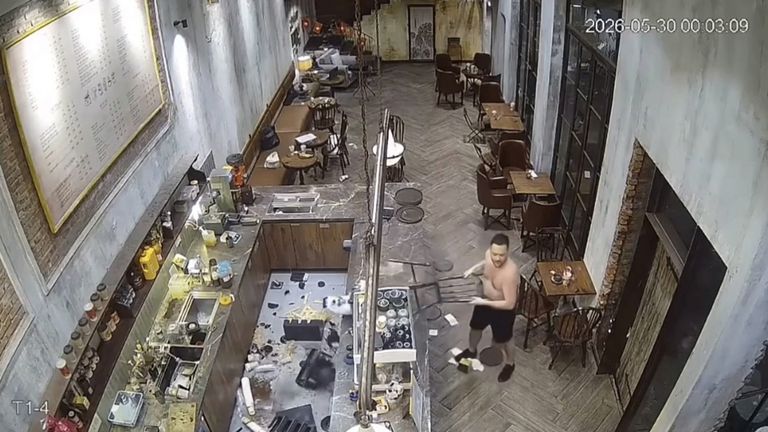 An Australian tourist went on a rampage at a cafe in Da Nang. | Source: Kenh 14