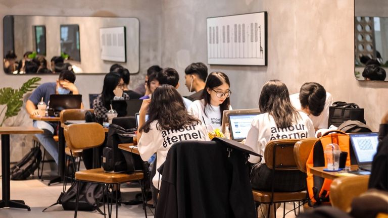 Nhiều bạn trẻ ngồi cà phê để học tập, làm việc.