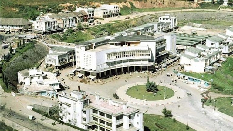 The roundabout in front of Đà Lạt Market during 1968-1971. | Source: Billy Robie
