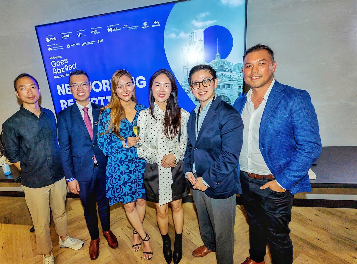 Nguồn AB Marketing Consultancy Caacutec bạn trẻ đứng trước LCD