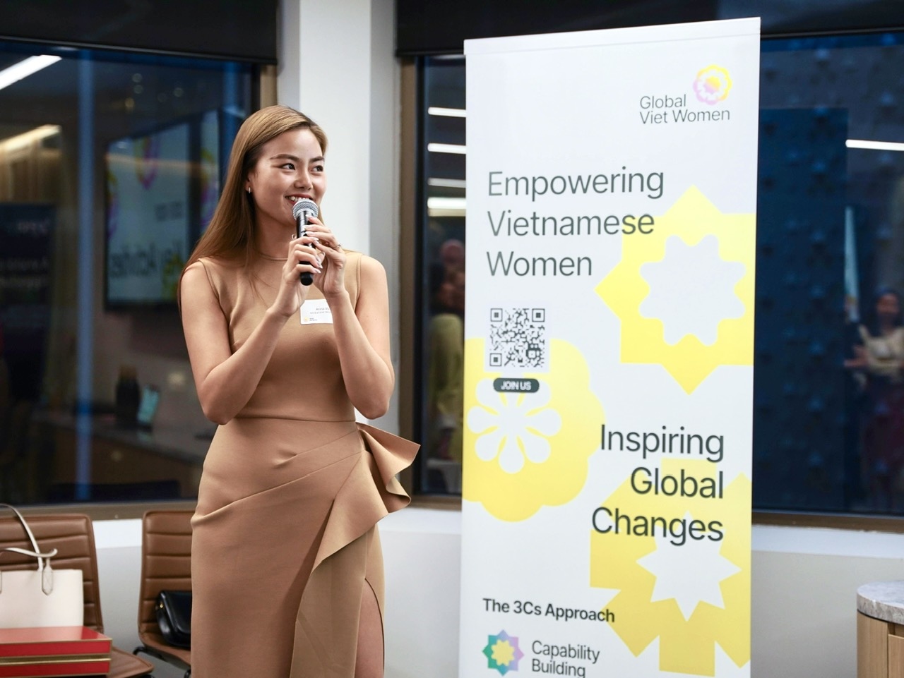 Nguồn AB Marketing Consultancy Người phụ nữ cầm micro