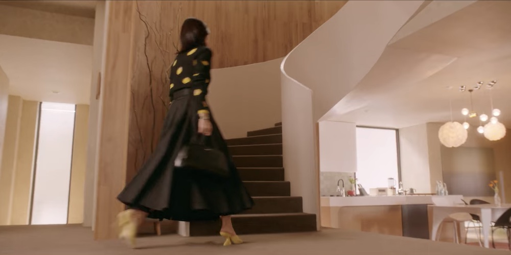 Seo Hee Soo và một-cây-Prada | Nguồn Netflix titleMine Mine