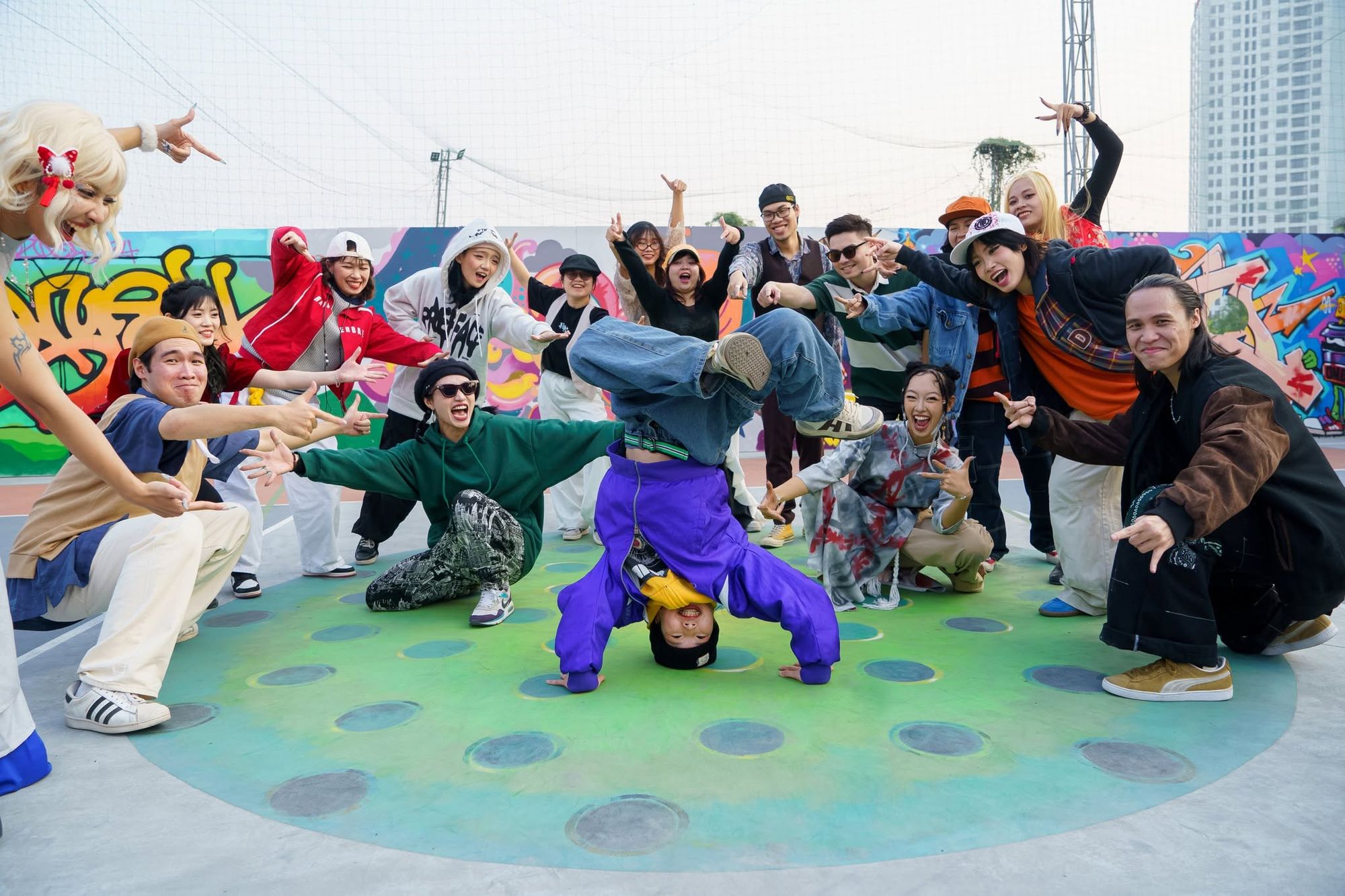 Học viecircn tại B NashorBig Toe crew cugraveng nhau chụp những bức ảnh đậm chất Hip Hop