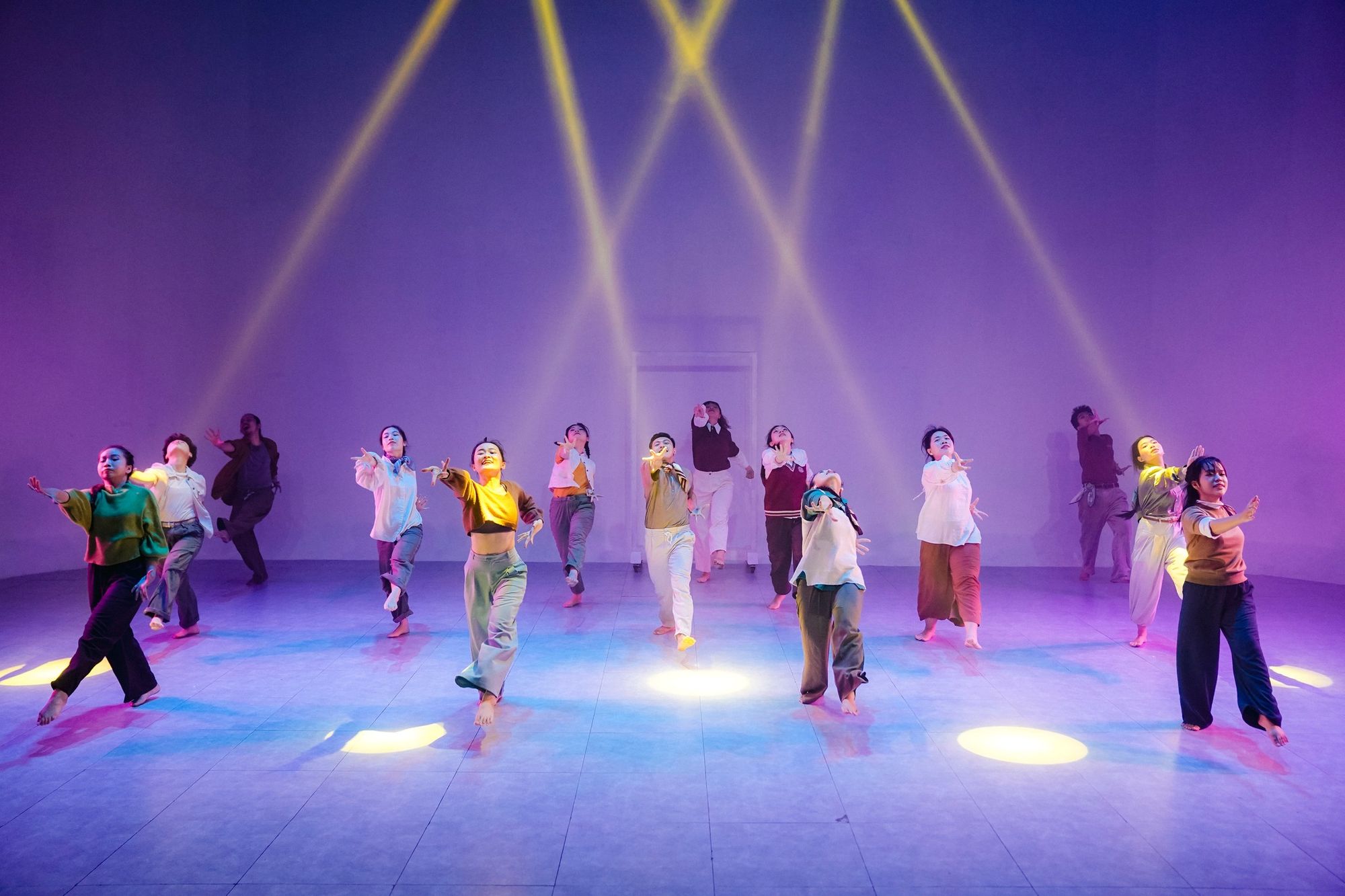 Những higravenh ảnh trong buổi ldquoxem tranhrdquo của lớp Contemporary một dự aacuten Dance Project