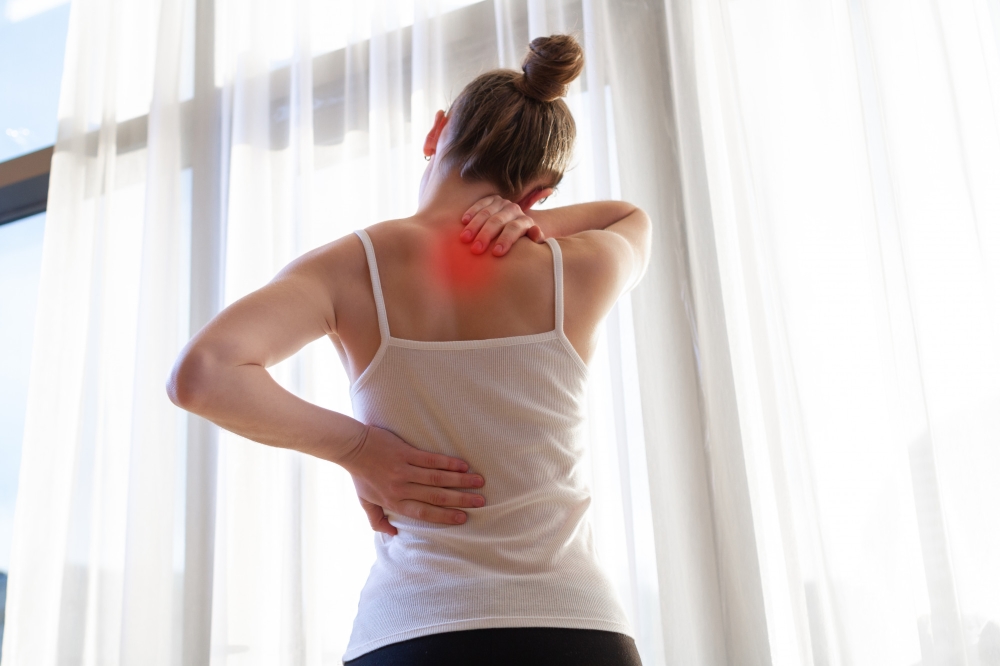 Đau gáy và hai bên vai là dấu hiệu dễ nhận biết của hội chứng Tech Neck | Nguồn Physio Plus tech neck