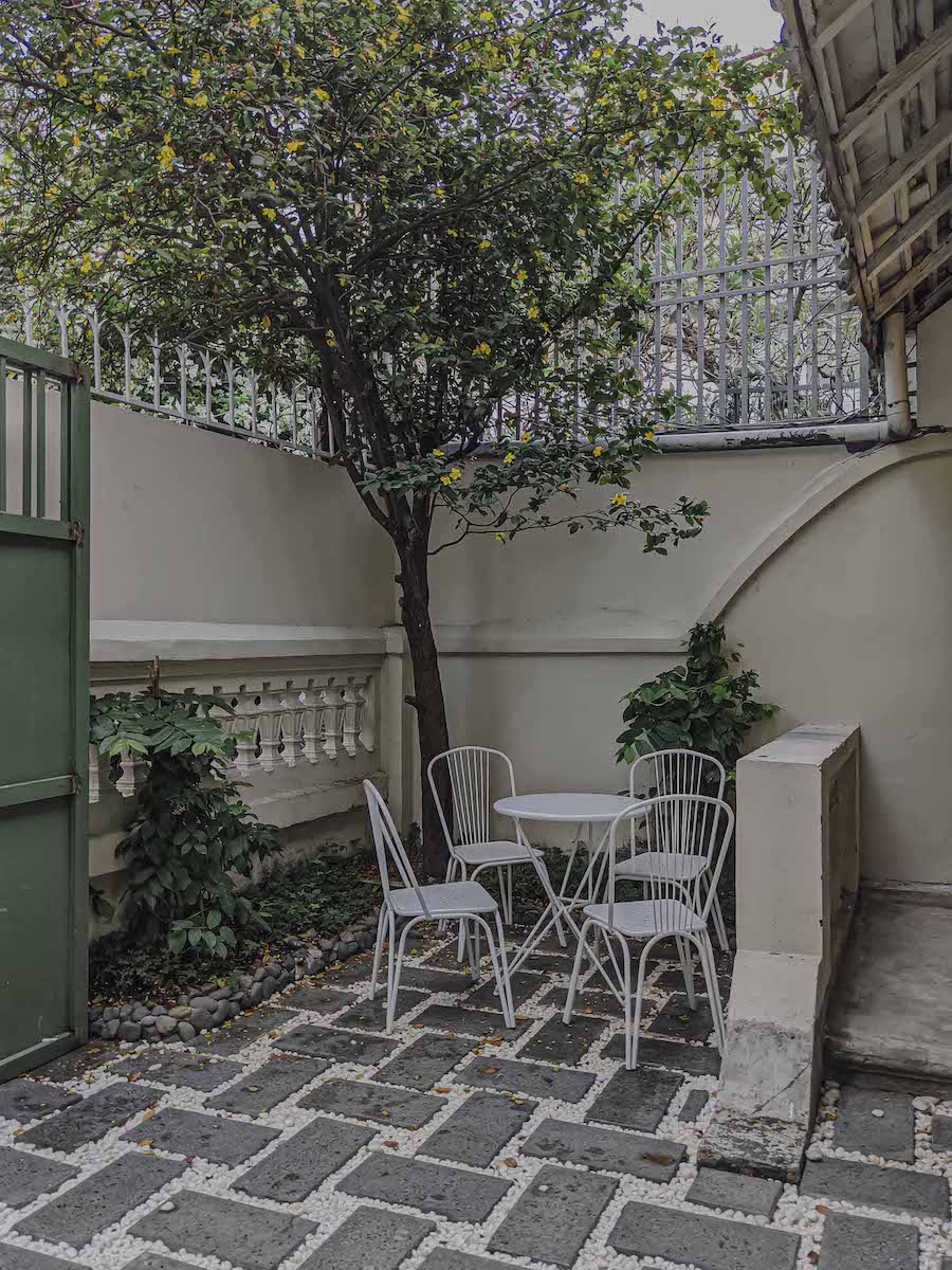 A corner of The Hummingbird that looks like that of your home garden | Source coffeesaigon