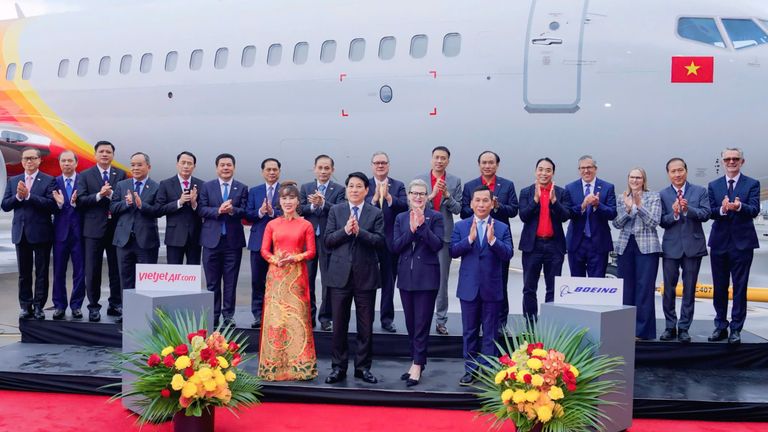 Lễ bàn giao tàu bay 737-8 đầu tiên giữa Boeing và Vietjet với sự chứng kiến của Chủ tịch nước Lương Cường tại Seattle, Hoa Kỳ. | Nguồn: Vietjet Air