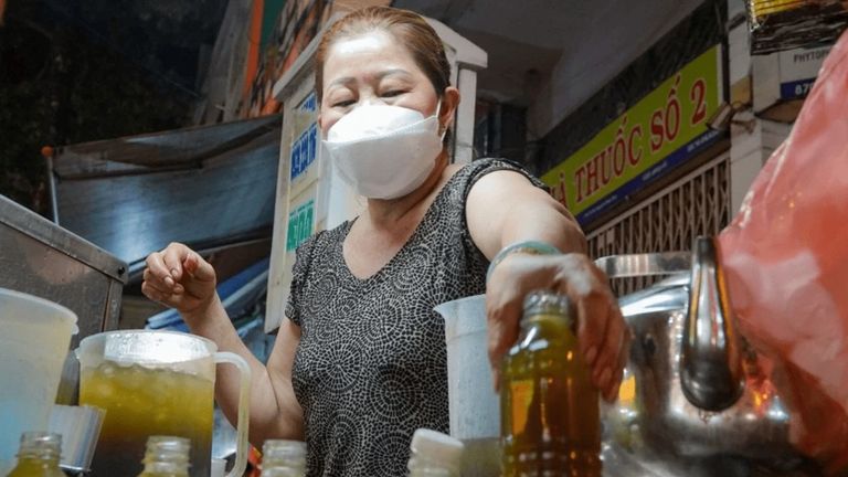A three-generation herbal drink stall in Saigon. | Source: Nguyễn Vy for Dân Trí news
