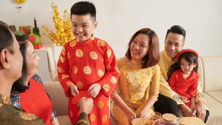 Greeting is an indispensable custom during Tet. | Source: Shutterstock