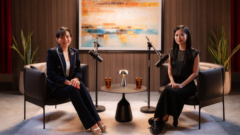 (Trái-phải) Host Từ Ân và chị Trần Thị Diễm Trinh - Project Lead tại Dagora, Ninety Eight. | Nguồn: Khương Nguyễn cho Vietcetera