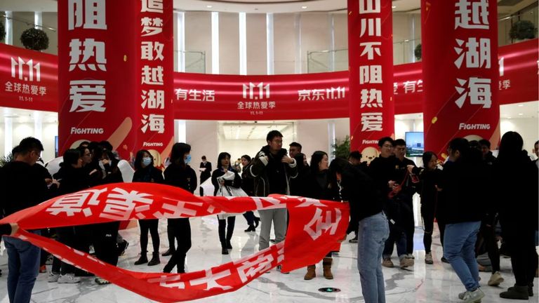 Băng rôn quảng bá lễ hội mua sắm Singles' Day tại trụ sở của JD.com tại Bắc Kinh, Trung Quốc ngày 9 tháng 11 năm 2021. | Nguồn: Tingshu Wang cho Reuters