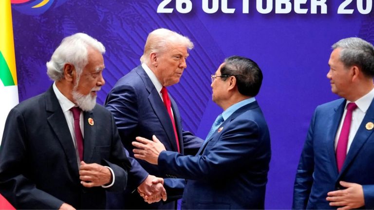Thủ tướng Việt Nam Phạm Minh Chính và Tổng thống Hoa Kỳ Donald Trump gặp gỡ tại Hội nghị Cấp cao ASEAN – Hoa Kỳ lần thứ 13, năm 2025 tại Malaysia | Nguồn: Vincent Thian/Pool/AFP qua Getty Images