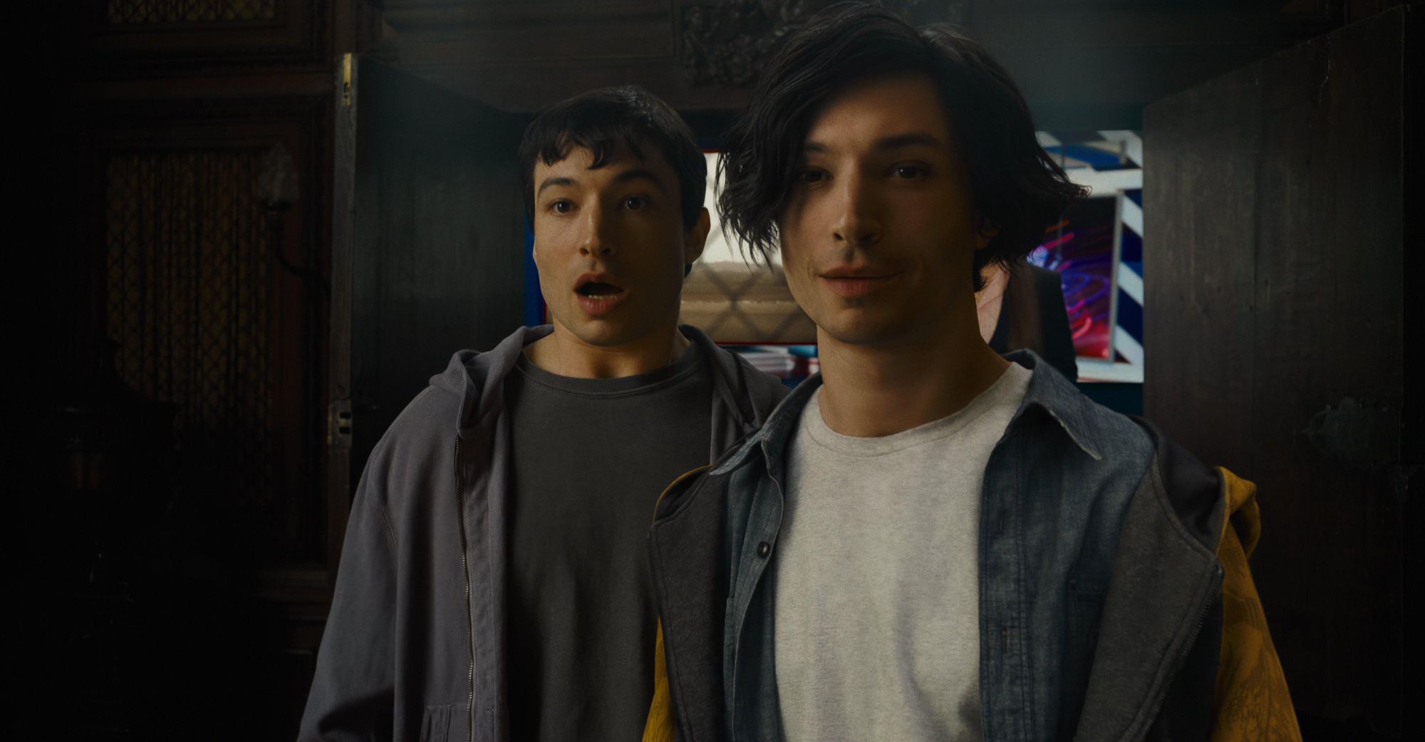 Ezra Miller trái và Ezra Miller phải trong phim The Flash | Nguồn Warner Bros Pictures DC Films Ezra Miller traacutei vagrave Ezra Miller phải trong phim The Flash Nguồn Warner Bros Pictures DC Films