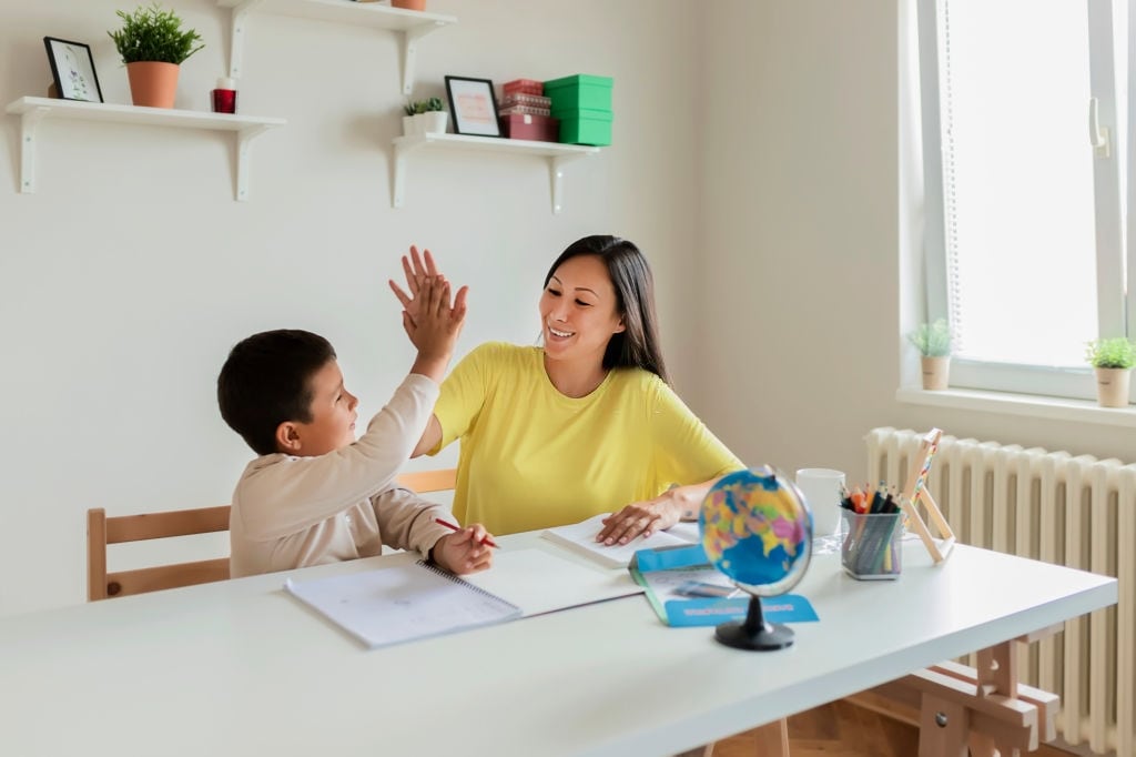 Học tại nhà giúp khắc phục vấn đề quá tải kiến thức của phương pháp truyền thống Học tại nhà giúp khắc phục vấn đề quá tải kiến thức