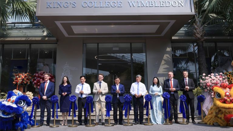 Buổi họp báo quy tụ đại diện Sở Giáo dục và Đào tạo TP.HCM, Tổng Lãnh sự quán Anh tại TP.HCM và Ban lãnh đạo King’s College School, Wimbledon,...