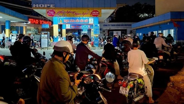 People line up in front of petrol stations at midnight to fill up their tanks amid fears of fuel shortages. | Source: Bao Van Hoa