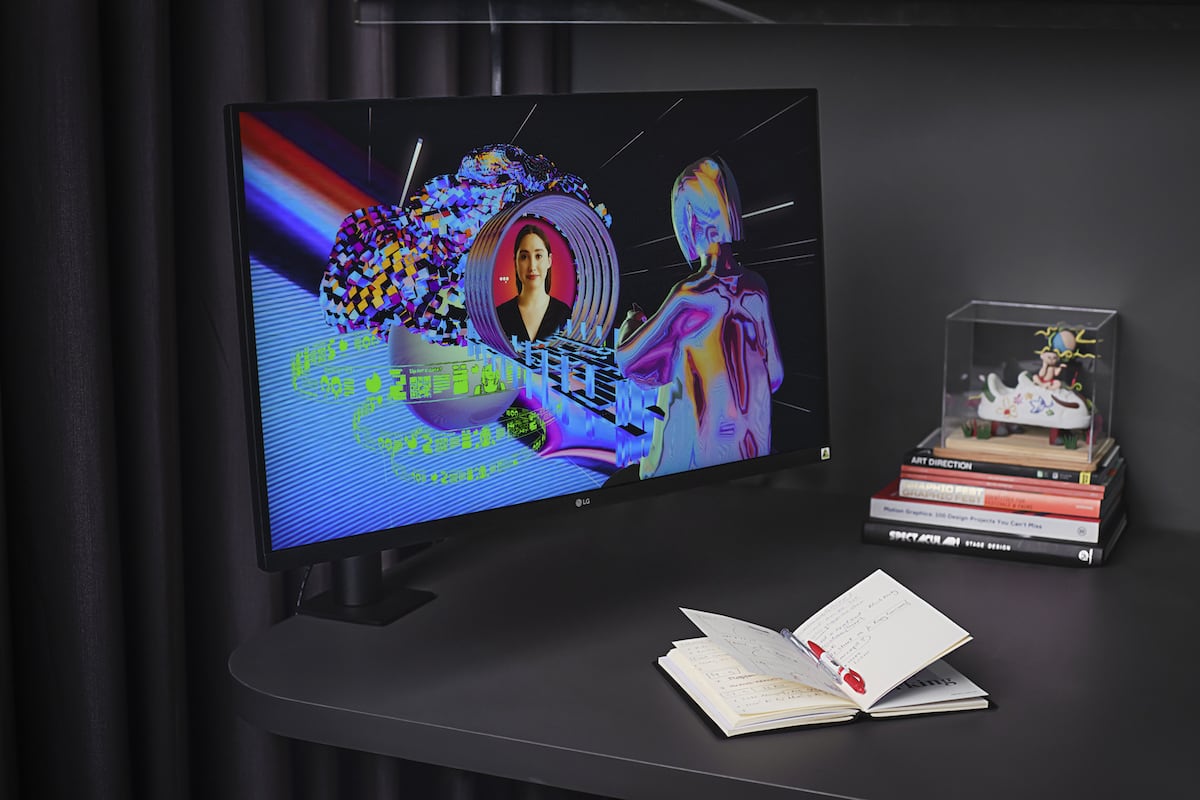 Chân đế công thái học nổi tiếng của LG — Ergo Stand — chỉ để lộ một ít phần trụ tạo cảm giác màn hình treo lơ lửng Ngoài ra vì tương thích với hầu hết các kiểu bàn nhờ ngàm Vesa và khả năng linh hoạt nâng hạ xoay chuyển nên chân đế này còn đáp ứng được các yêu cầu sức khoẻ trong không gian làm việc | Nguồn Tín Phùng cho Vietcetera