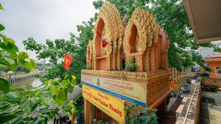 The gate of Chantarangsay Pagoda (Ho Chi Minh City), established in 1946, is deeply rooted in Khmer culture, specifically adhering to the Theravada Buddhist tradition. | Source: Saigoneer