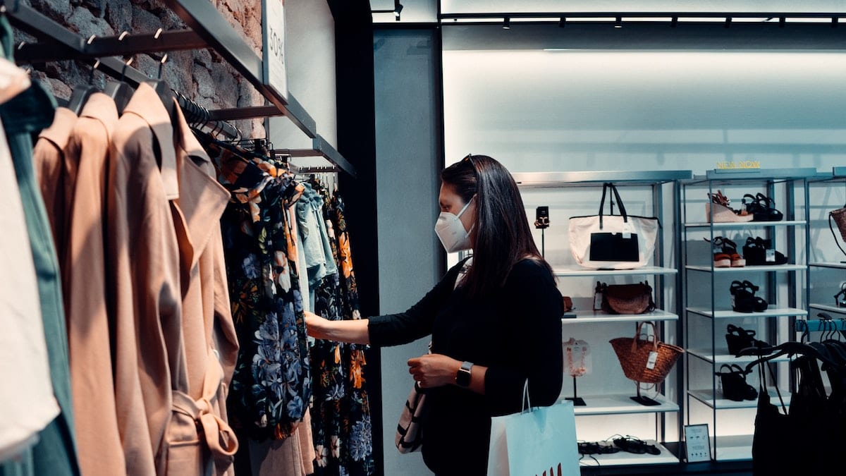 Mua sắm bốc đồng sở hữu quá nhiều cũng khiến bạn rơi vào mê cung lựa chọn | Nguồn Unsplash Nothing to wear