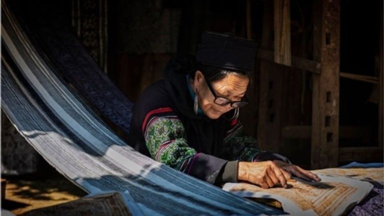 Người H’Mông ở Sa Pa vẫn giữ gìn kỹ thuật dùng sáp ong để tạo nên những hoa văn tinh xảo trên vải thổ cẩm. | Nguồn: Báo Dân Tộc