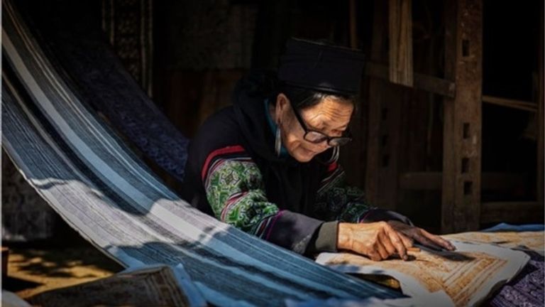 The H’Mong of Sapa use beeswax to craft intricate patterns on their brocade fabric | Source: Bao Dan Toc
