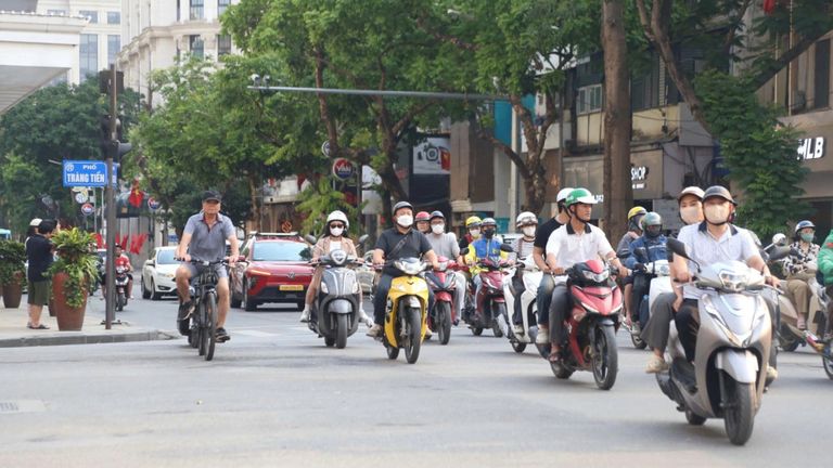 As the countdown to the final two months, Hanoi put on hold the ban on gas-powered motorbikes. | Source: Thanh Nien 