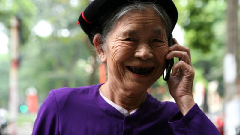 Why Do Vietnamese People Alo Over The Phone? | Vietcetera