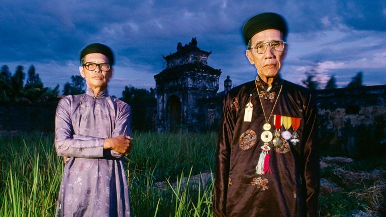 Những con người cuối cùng của tầng lớp quý tộc phong kiến, họ hàng của vua Bảo Đại, đứng trước nghĩa địa của dòng tộc ở Huế, kinh đô xưa của Việt Nam. | Nguồn: Photo Hanoi ‘25