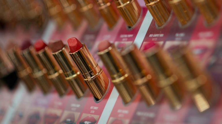 Kinh tế càng khó khăn, son môi càng bán chạy | Nguồn: Unplash