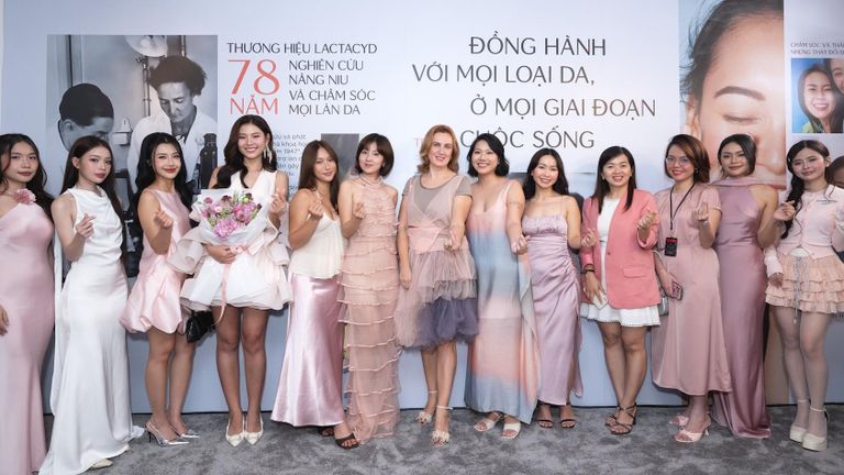 Các khách mời trải nghiệm không gian tại triển lãm của Lactacyd. | Nguồn: Lactacyd 