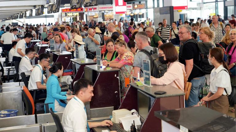 Airports are crowded during Tet (Lunar New Year). | Source: Vietnamnet