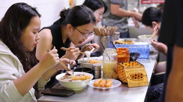 The month’s pay in Hanoi is roughly equivalent to 100 bowls of phở. | Source: Tiền Phong