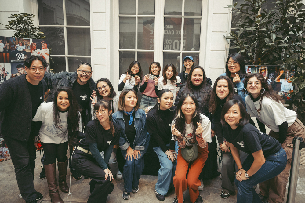 Linda hàng đầu thứ ba từ trái sang tại sự kiện của Uniqlo Paris | Nguồn NVCC Linda hagraveng đầu thứ ba từ traacutei sang tại sự kiện của Uniqlo Paris Nguồn NVCC