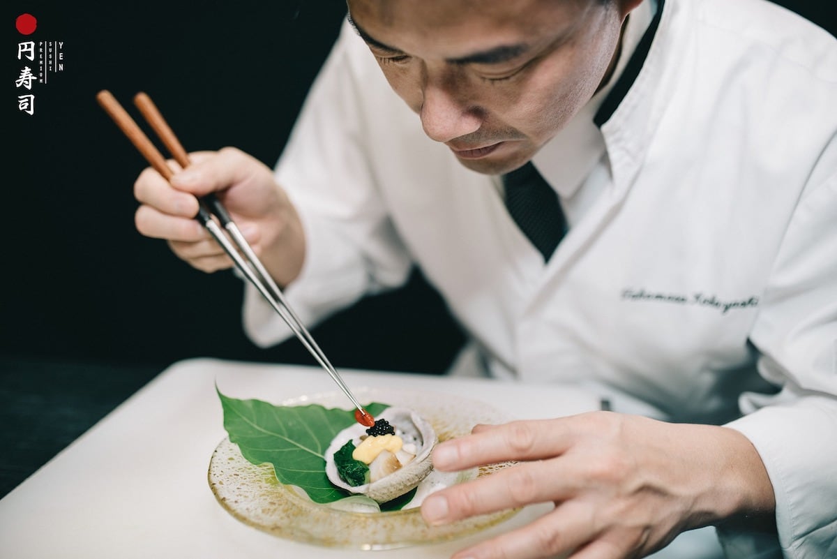 Theo hình thức omakase nên sức hút lớn nhất của YEN là những tinh tuý được các đầu bếp tài hoà khéo léo gói ghém trong từng món ăn Theo hình thức omakase nên sức hút lớn nhất của YEN là những tinh tuý được các đầu bếp tài hoà khéo léo gói ghém trong từng món ăn