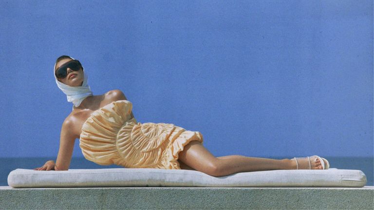 Hình ảnh chiếc khăn lụa của biểu tượng điện ảnh và thời trang Audrey Hepburn. | Source: DATT
