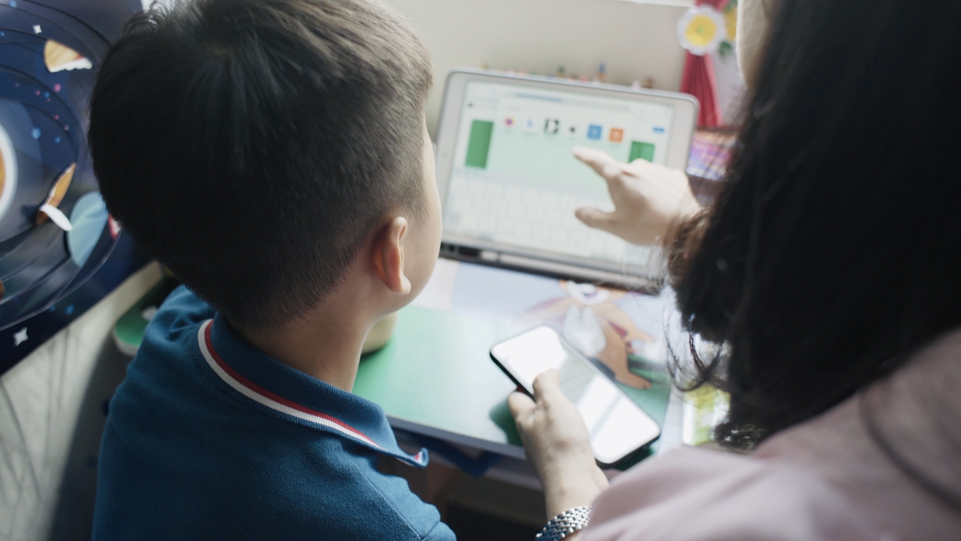 Phụ huynh cùng con tham gia một buổi học trực tuyến | Nguồn ClassIn ICS 21