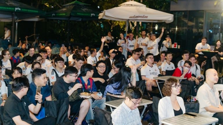 400 cổ động viên đã đến Nexus Square để theo dõi trận Siêu kinh điển (El Clasico) huyền thoại giữa Barcelona và Real Madrid. | Nguồn: Mâm Mâm Eatery & Lounge