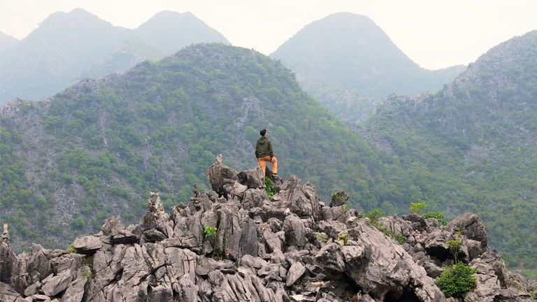 Du khách khám phá cao nguyên đá Đồng Văn (Hà Giang). | Nguồn: Marriott International