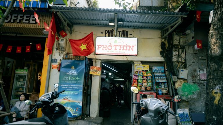 Front space of Pho Thin Bo Ho at 61 Dinh Tien Hoang. | Source: Nhu Hoan
