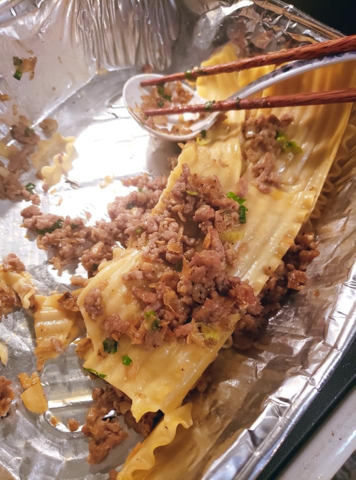 Không cần đi đến các nhà hàng fusion khi mẹ có thể sáng chế ra bánh đúc lasagna | Nguồn Quynh Tran Phuong Do cho Subtle Viet Traits Không cần đi đến các nhà hàng fusion khi mẹ có thể sáng chế ra bánh đúc lasagna Nguồn Quynh Tran Phuong Do cho Subtle Viet Traits