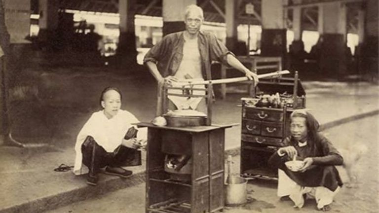 A pho carry pole stall in Hanoi in the early 20th century | Source: suckhoedoisong.vn