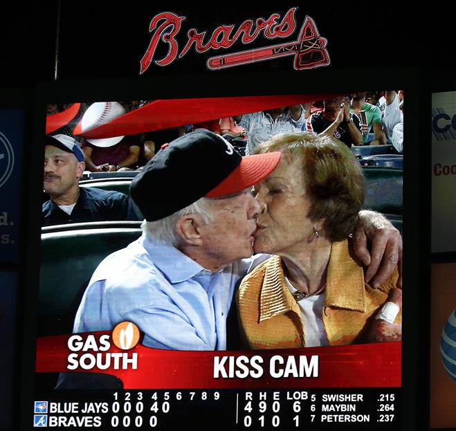 Kiss Cam giúp bắt trọn hình ảnh ngọt ngào của những cặp đôi đi xem concert hoặc thi đấu thể thao | Nguồn Associated Press Kiss Cam giuacutep bắt trọn higravenh ảnh ngọt ngagraveo của những cặp đocirci đi xem concert hoặc thi đấu thể thao