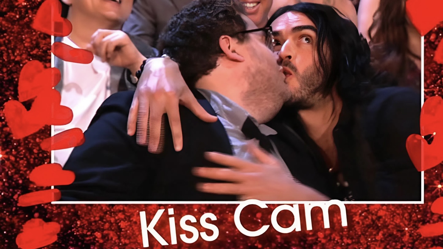 Những cái hôn ngọt ngào hoặc cũng có thể là ngượng nghịu khi Kiss Cam vô tình lia trúng | Nguồn NBC Sports Những caacutei hocircn ngọt ngagraveo hoặc cũng coacute thể lagrave ngượng nghịu khi Kiss Cam vocirc tigravenh lia truacuteng Nguồn NBC Sports