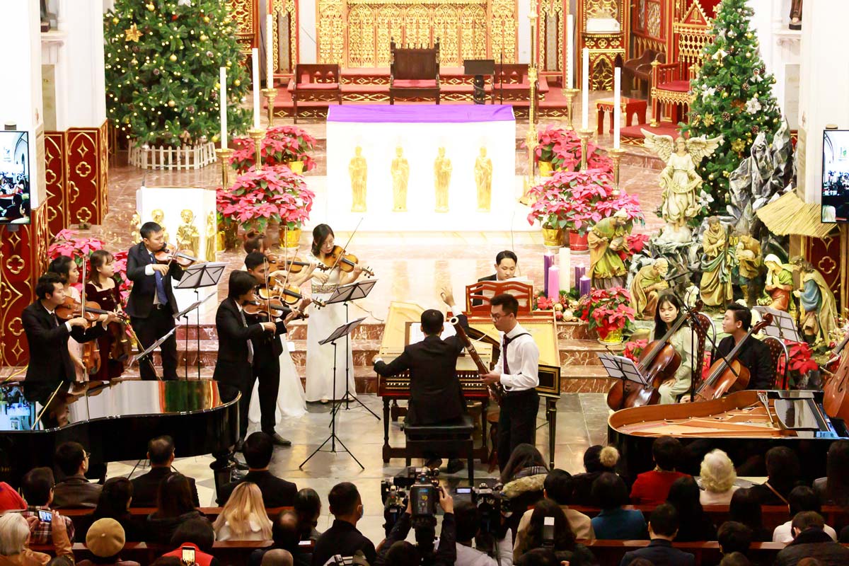 Nguyen Phu Son conducts and performs on a clavecin at the Christmas Concert in St Josephs Cathedral Hanoi | Source Nguyễn Thành Trung Nguyen Phu Son conducts and performs on a clavecin at the Christmas Concert in St. Joseph's Cathedral, Hanoi. | Source: Nguyễn Thành Trung