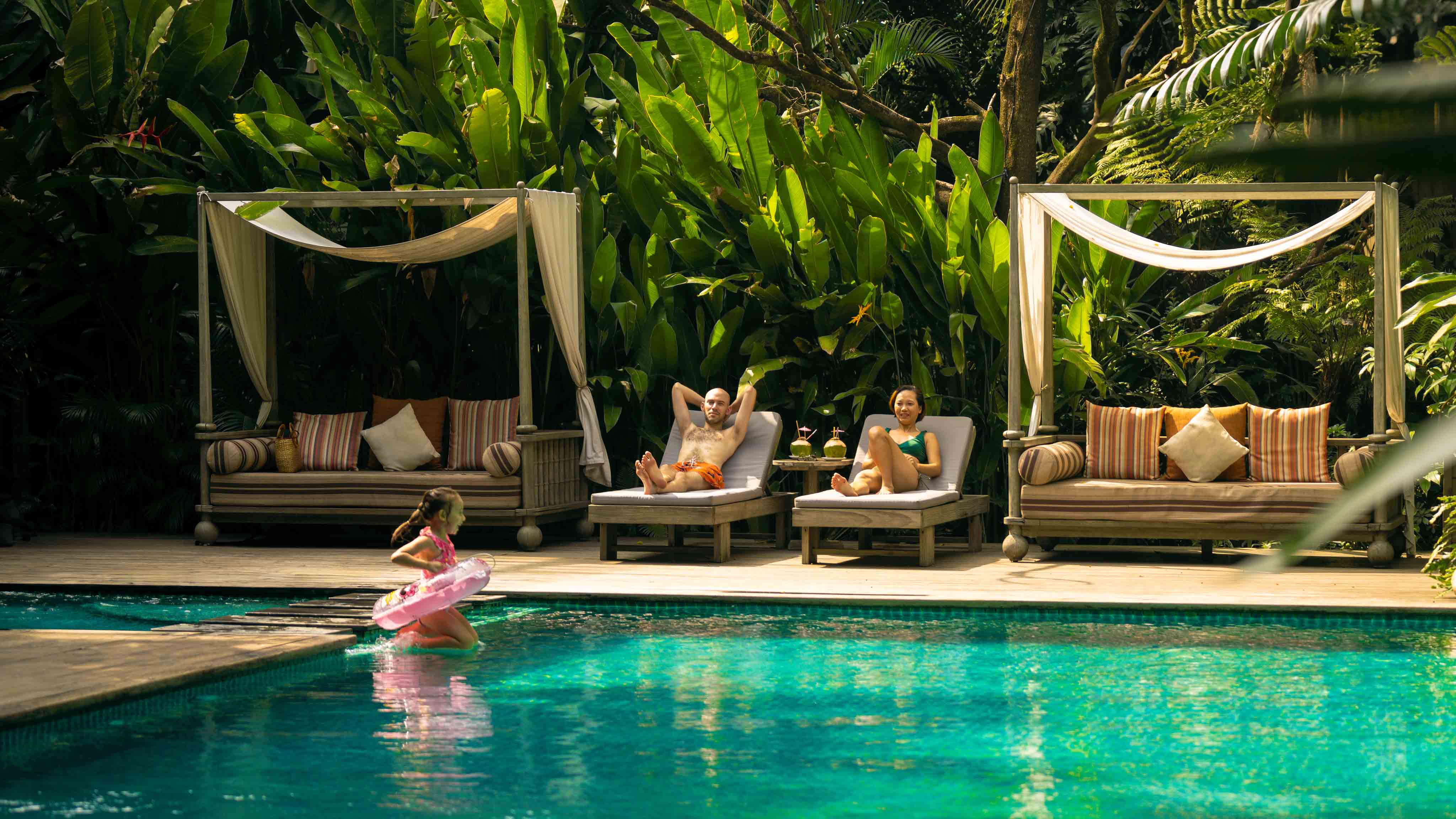 Escape To A Bubble Paradise: Your Festive Getaway Awaits - v4qi2mg