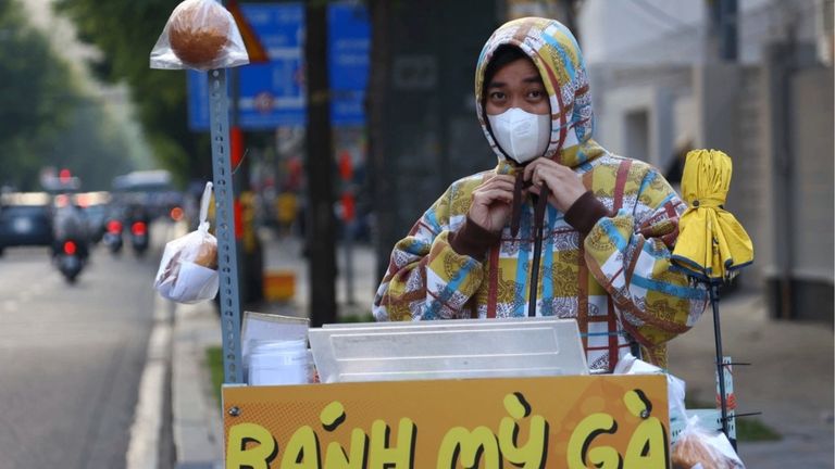 Food vendors have to wear thick layers of jackets to adapt with the sudden drop in temperature. | Source: Quynh Tran - Thanh Tung for VnExpress